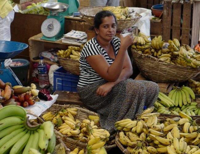 Marchande sur le marché de Pettah au Sri Lanka